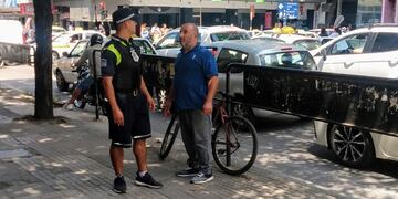 Capital: un policía devolvió un celular que encontró tirado en la calle\u002E (Facebook)