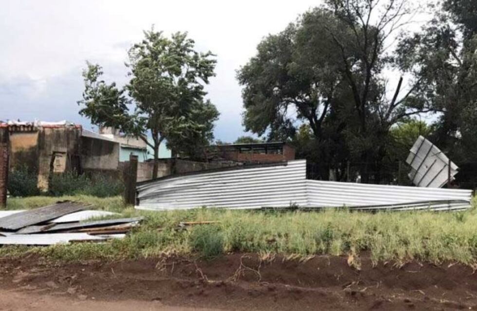 Una fuerte tormenta provocó la voladura de techos y cortes de energía en Telén