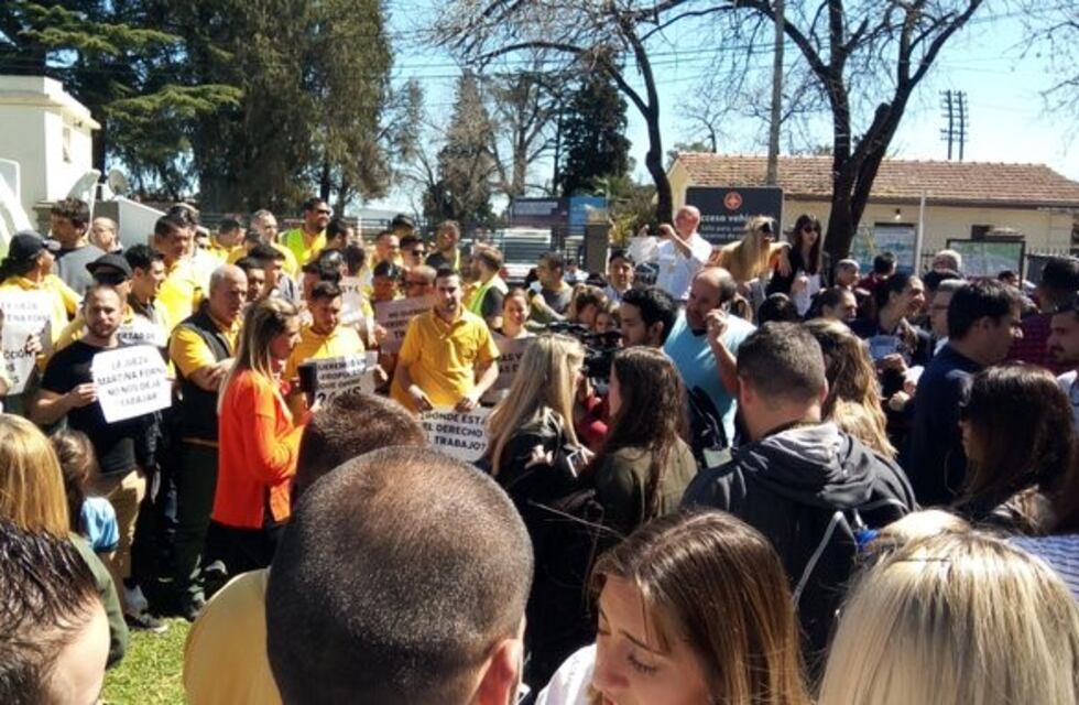 Protesta frente al aeropuerto de El Palomar contra la restricción horaria