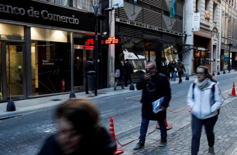 El dólar registró un alza, cayó más de 40 centavos y cerró a $28,41