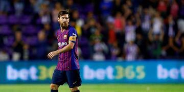 Barcelona's Argentinian forward Lionel Messi leaves the pitch after the Spanish league football match between Real Valladolid and FC Barcelona at the Jose Zorrilla Stadium in Valladolid on August 25, 2018\u002E (Photo by Benjamin CREMEL / AFP)