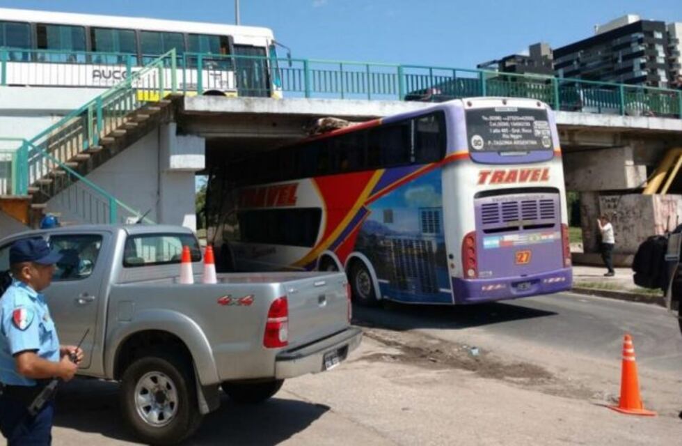 Un colectivo se atascó en el puente Zípoli: tres chicos heridos