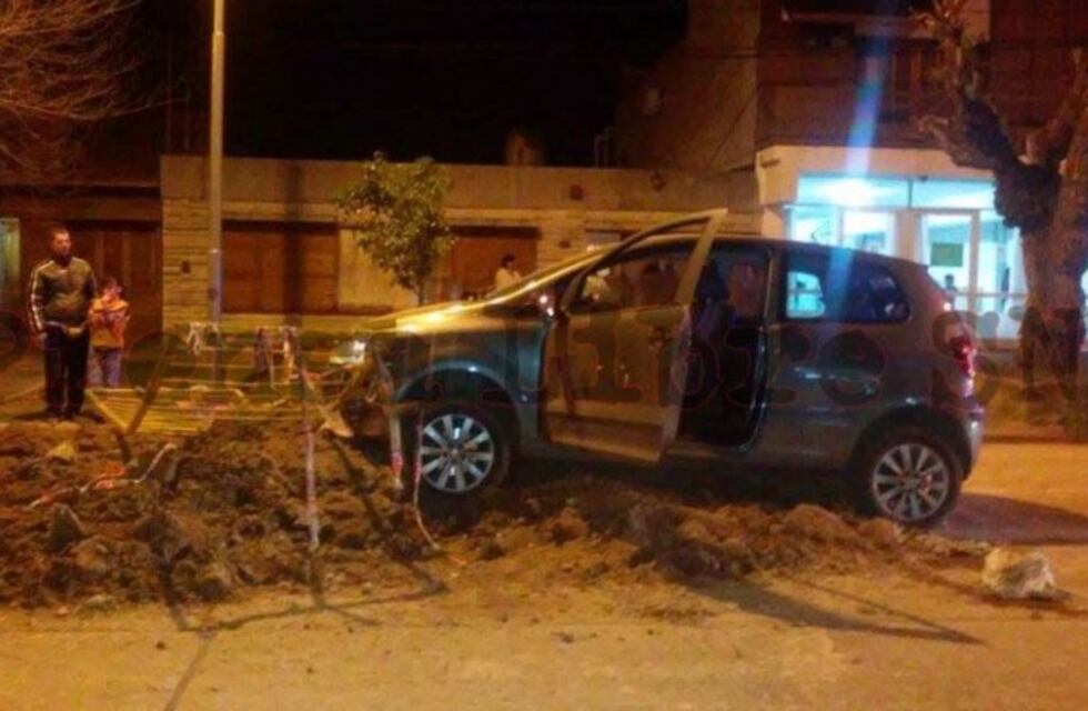 Un auto se incrustó en una obra en plena avenida por falta de señalización