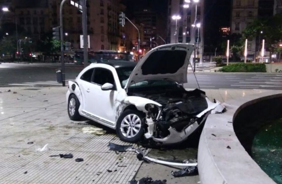 Cuatro heridos al chocar dos autos en el centro porteño