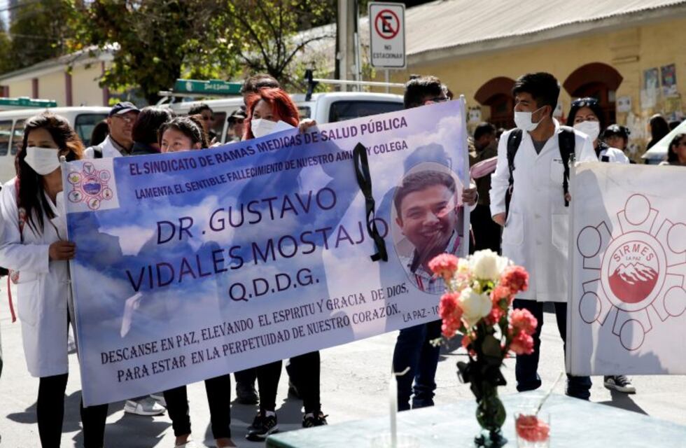 Paro en hospitales de Bolivia tras muerte de dos médicos por virus