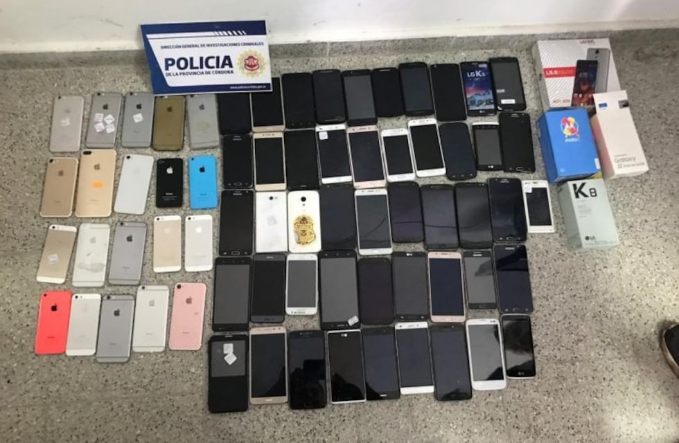 La Policía recuperó más de 50 celulares de un local en una galería céntrica de Córdoba
