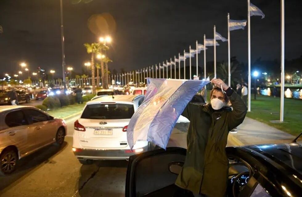 Coronavirus: una caravana de autos marchó por Tigre en pedido de levantar la cuarentena