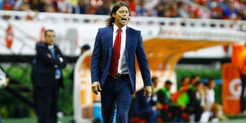 Guadalajara coach Matias Almeyda reacts during their Mexican Apertura 2016 tournament football match at Chivas stadium on September 10, 2016, in Guadalajara, Mexico. / AFP PHOTO / Hector GUERRERO mexico matias almeyda campeonato torneo liga mexicana mexicano futbol futbolistas partido guadalajara chivas
