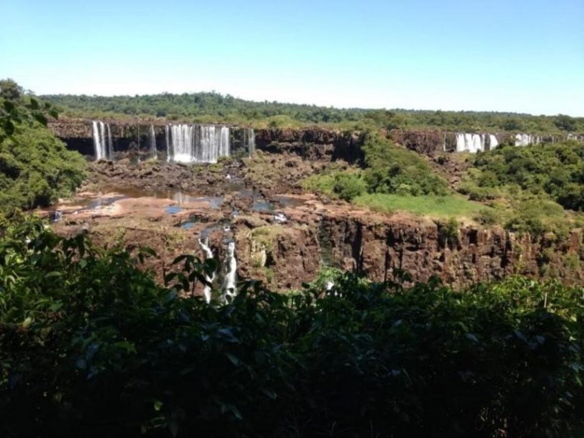El bajo caudal cambió radicalmente la vista de los saltos que forman las Cataratas del Iguazú\u002E