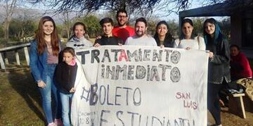 Los alumnos puntanos se reúnen cada miércoles para obtener el boleto gratuito\u002E Foto: Facebook\u002E