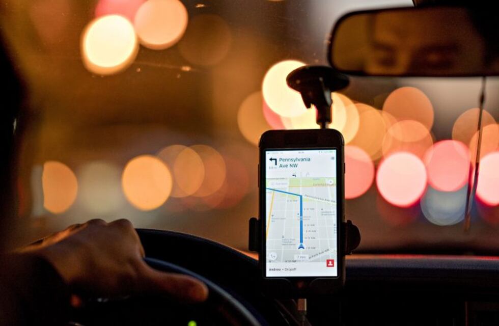 Una mujer pidió un Uber para ir a un albergue transitorio con su amante y los pasó a buscar su esposo