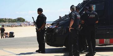 GRA196\u002E CAMBRILS (TARRAGONA), 20/08/2017\u002E- Dispositivo policial en el lugar donde la madrugada del pasado viernes ocurrió el atentado terrorista en el que una mujer resultó muerta y otras cuatro personas heridas\u002E Unas horas antes una furgoneta conducida por un terrorista yihadista atropelló a los transeúntes que paseaban por La Rambla de Barcelona, causando 13 muertos y más de un centenar de heridos\u002E EFE/Jaume Sellart