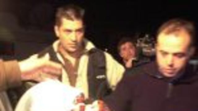 general rodriguez provincia de buenos aires, 29_07_05 efectivos de la policia de la provincia de buenos aires traslada a los detenidos presuntamente implicados en el robo a las cajas de seguridad del banco nacion hasta el juzgado de mercedes. foto: jos ma