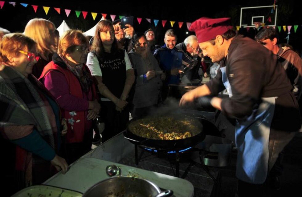 "Una empanada y una cazuela" los platos típicos de mi pueblo