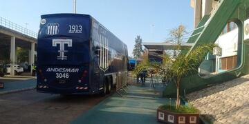 El plantel de Lanús llegó cómodo, con el nuevo colectivo albiazul\u002E