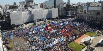 Manifestantes frente al Congreso\u002E (crédito: Juano Tesone)