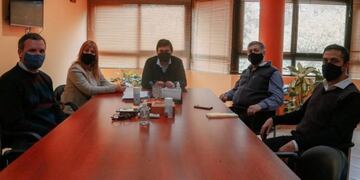 Martínez recibió a los funcionarios provinciales en la sede de la municipalidad\u002E
