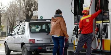 Crece el pánico en la gente por un posible incremento en las naftas y muchos salieron a llenar el tanque\u002E