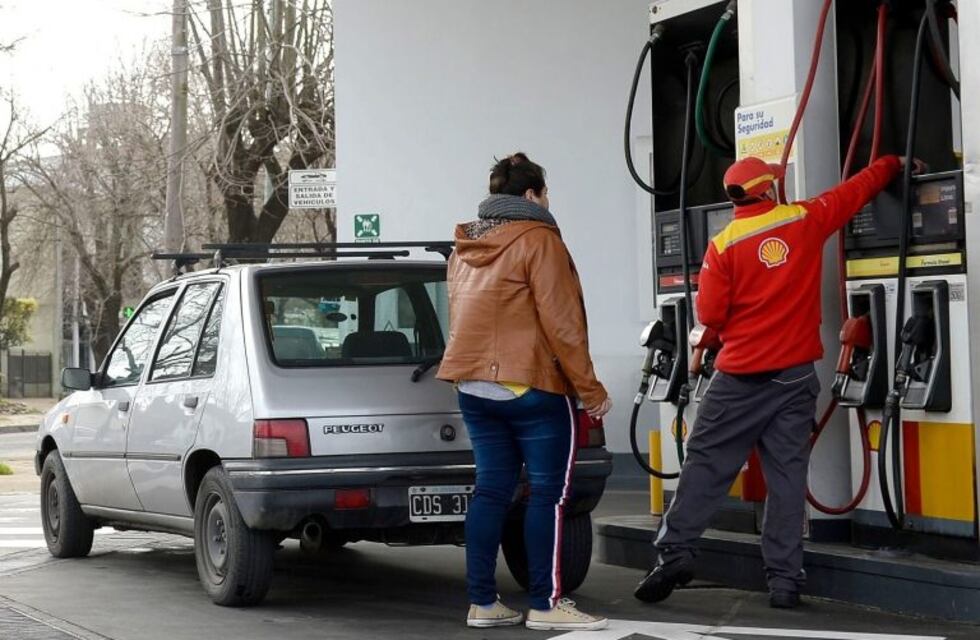 Desde el Gobierno explicaron que el congelamiento de las naftas "se hará en acuerdo con las empresas"