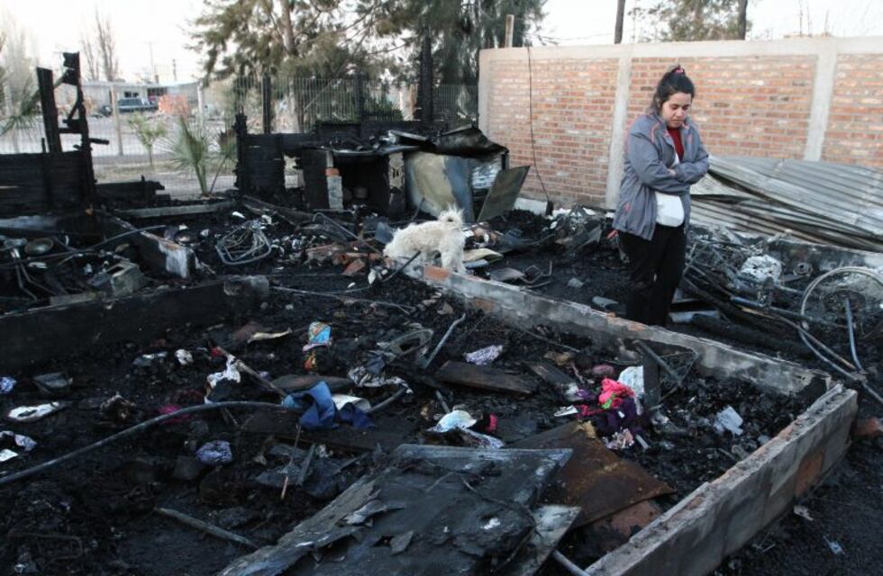 Un incendio devoró una casa prefabricada y una familia quedó en la calle