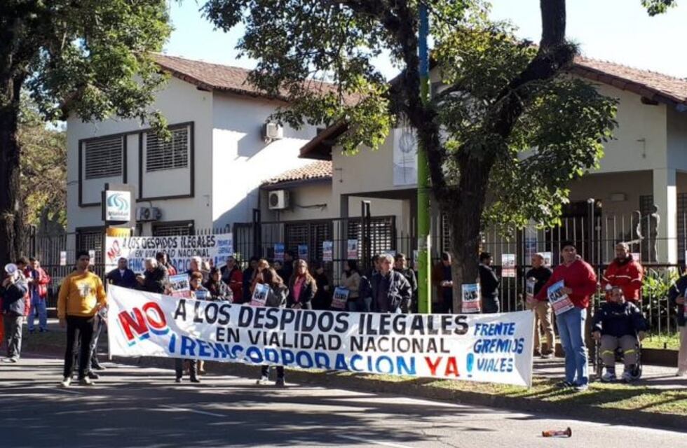 Los trabajadores de Vialidad Nacional protestan para exigir la reicorporación de 52 despedidos