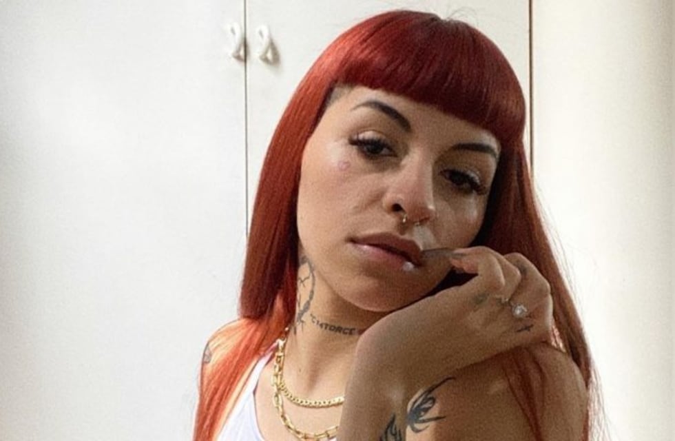 Cazzu rememoró uno de sus temas desde su habitación, con poca ropa y rodeada de peluches