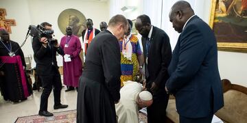 El Papa Francisco, de rodillas, bessa los pies del presidente de Sudán del Sur Salva Kiir Mayardit en la residencia de Santa Marta