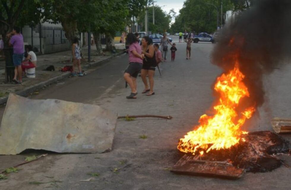 Protestas de vecinos en Villa La Maternidad por inundaciones después de la lluvia