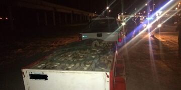 Robaban nafta de un camión, en Leones\u002E