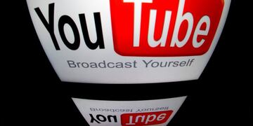 Antes de ir a dormir, uno de cada tres argentinos que está online mira un video en YouTube\u002E (AFP)