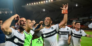 Festejo de los jugadores de Gimnasia\u002E