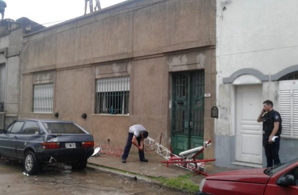 En medio del temporal se desplomó una antena de telefonía