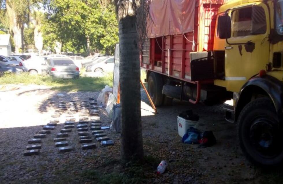 Un camión llevaba 60 kilos de marihuana ocultos en el chasis