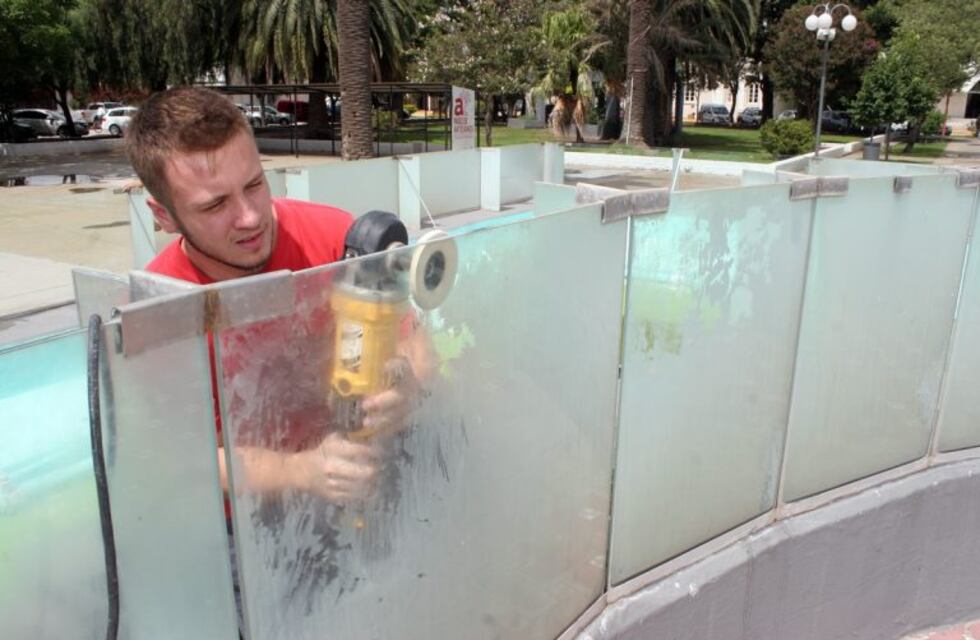 Se realiza mantenimiento en la fuente de la Plaza 25 de Mayo
