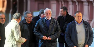 Roberto Fernández, de UTA y la CGT, saliendo de Casa Rosada (Archivo)