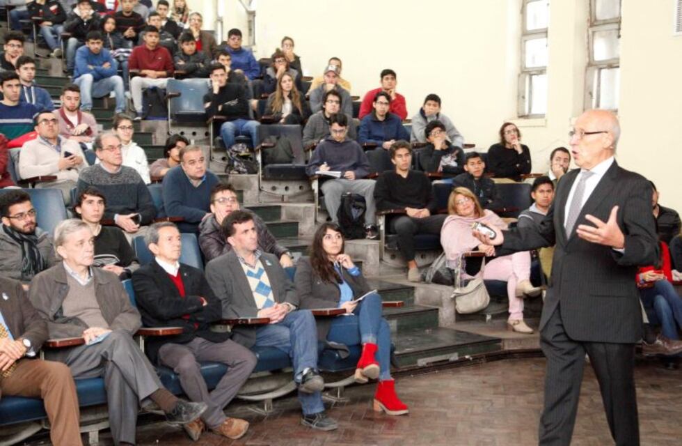 La conferencia sobre la Máquina de Dios, dio inicio a la Semana de la Ingeniería