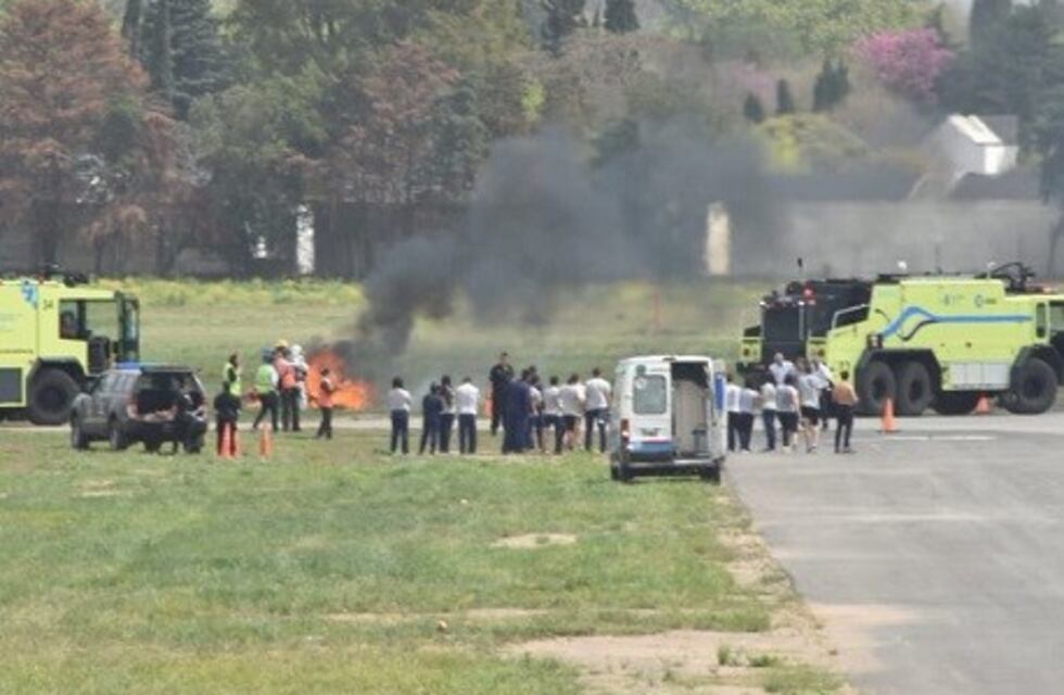 Con un gran despliegue el aeropuerto simuló el choque entre dos aviones