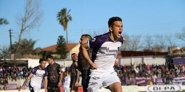 Jourdan lo grita con todo y abre el camino de la goleada contra Instituto\u002E Detrás, Sebastián Navarro no lo puede creeer\u002E