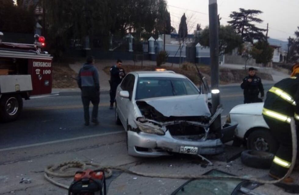 En Carlos Paz chocaron dos autos y a un conductor lo debieron rescatar los bomberos