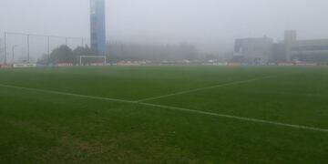 La Selección Argentina trabaja bajo una intensa niebla en el predio de Ezeiza\u002E Twitter/Gonzacarnevale