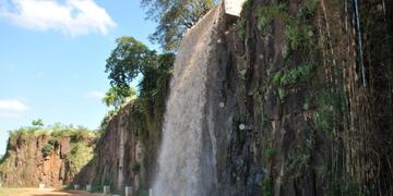 La cascada artificial en la Costanera de Posadas desde donde fue arrojado el gato\u002E