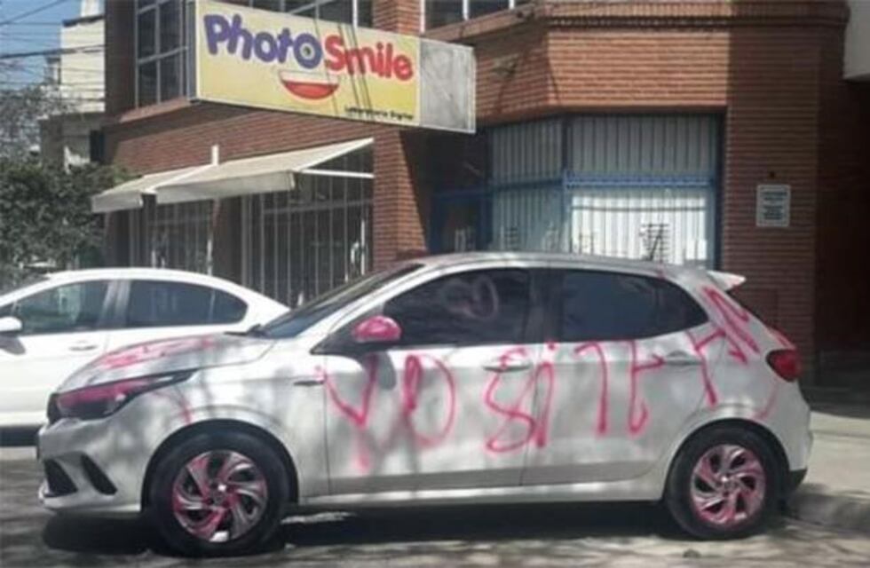 El caso del auto pintado con aerosol tendría un trasfondo de violencia de género