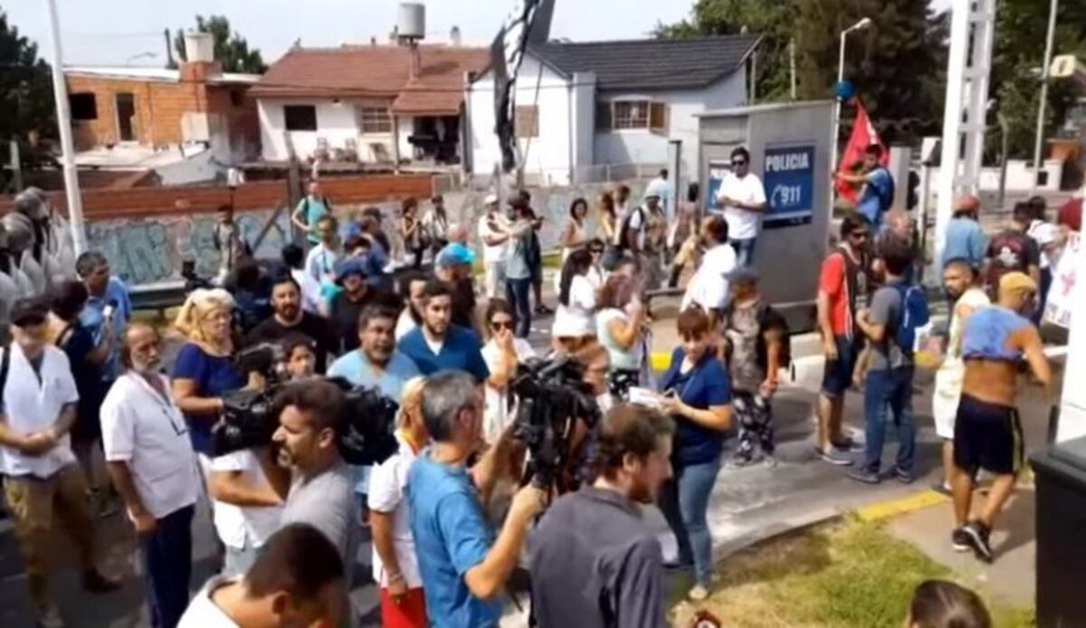 Trabajadores del hospital Posadas protestan en Acceso Oeste contra los 122 despidos\u002E
