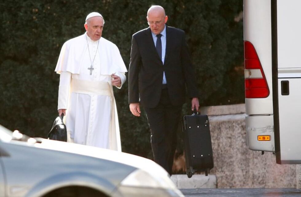 Renunció el custodio del Papa Francisco tras filtrar información a la prensa