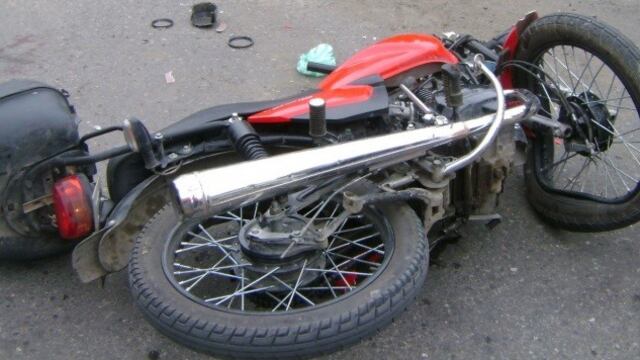 Una moto embistió a una mujer que caminaba con su hija en brazos \u002E