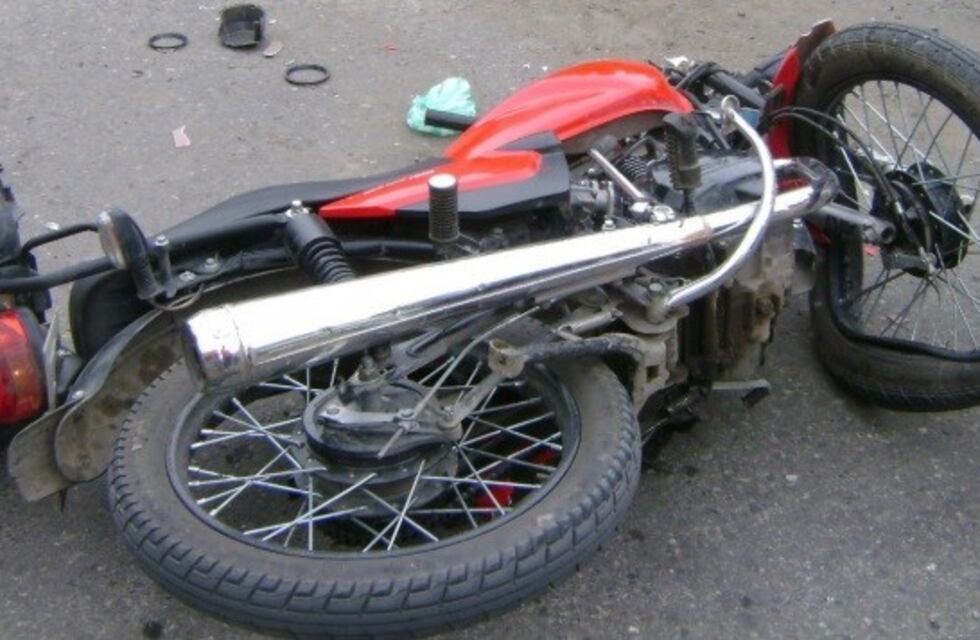 Una motociclista chocó contra un árbol y está grave