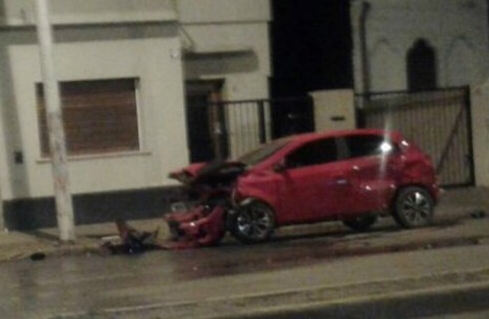 Violento choque entre un auto y un utilitario en Savio y Garibaldi: cuatro personas fueron hospitalizadas