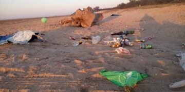 La fiesta en la playa incluyó música y DJ pero dejó gran cantidad de basura en la arena. (Facebook)