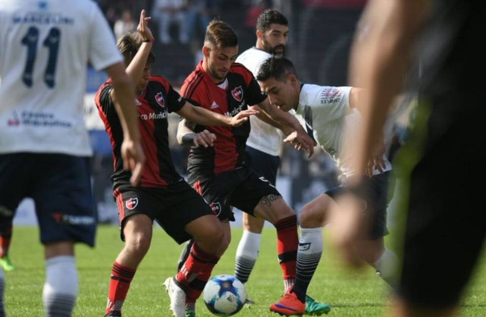 Newell's lo empató sobre la hora pero Rivadavia lo eliminó de la Copa Santa Fe por penales