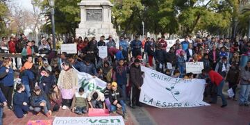 Cientos de personas reclamaron por el ajuste de \